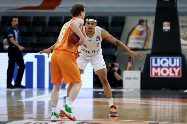 制造射门角 制造射门角